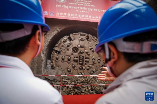 这是5月8日在尼泊尔辛杜里地区拍摄的一台双护盾隧道掘进机打通最后一段隧道的场景。新华社发（哈里·马哈尔詹摄）