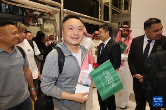 5月6日，国航北京至利雅得直飞首航航班的旅客抵达沙特阿拉伯利雅得哈立德国王机场。新华社记者 王海洲 摄