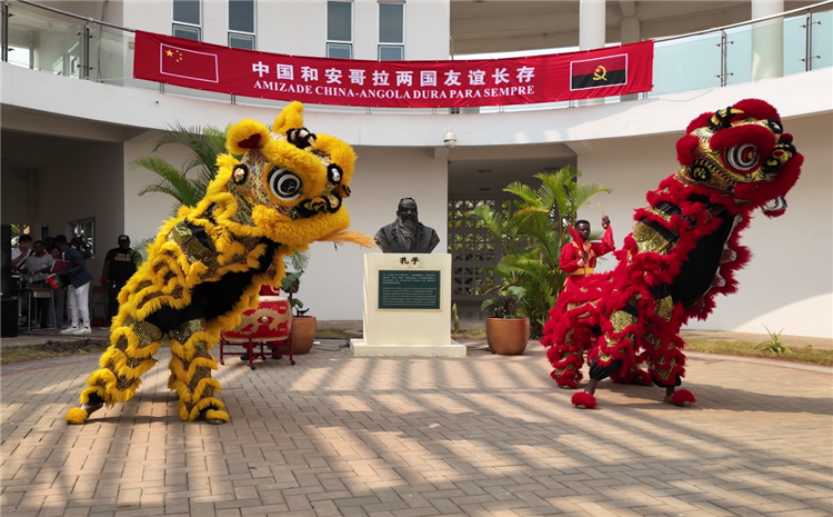 开场舞狮表演。内图大学孔子学院供图